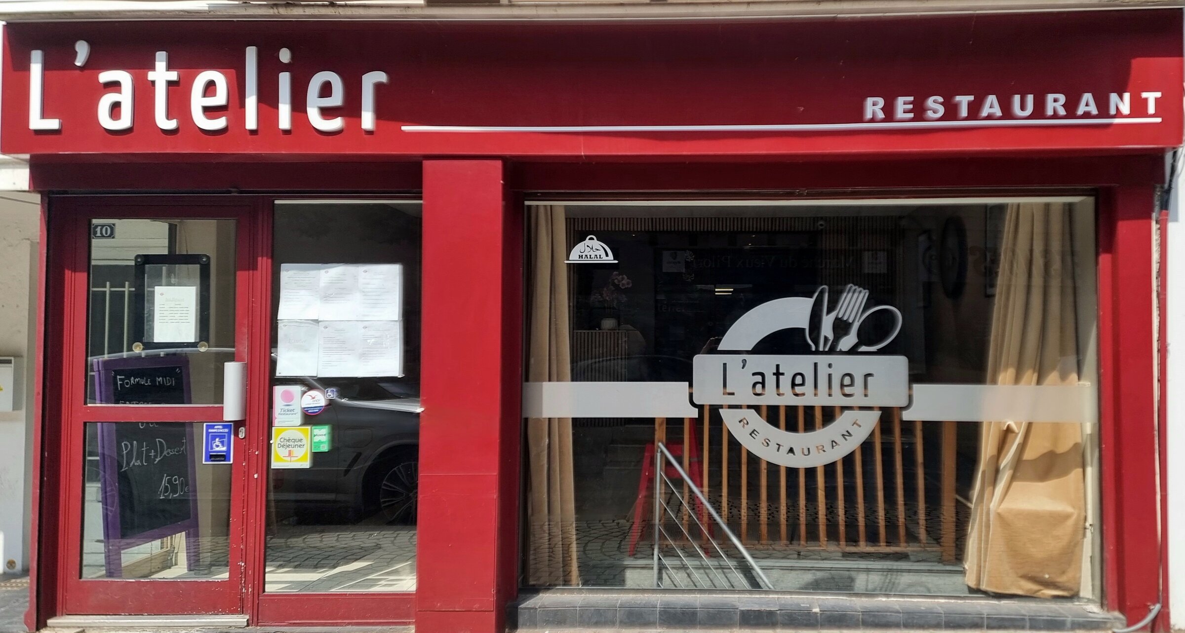 Façade rouge du restaurant L'Atelier, 10 rue d'Alsace à Mantes-la-Jolie