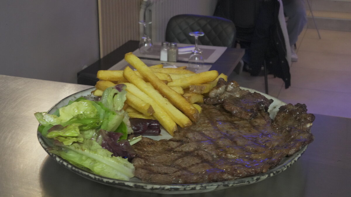 Plat principal du restaurant L'Atelier – viande, poisson ou végétarien selon le menu du jour